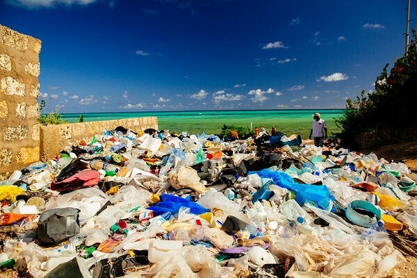 ケニア・ワタミュビーチに打ち寄せられたプラスチックゴミ